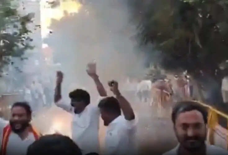 தமிழகம் முழுவதும் தவெகவினர் பட்டாசு வெடித்து கொண்டாட்டம்