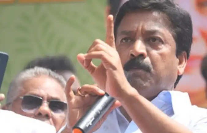 அதிமுகவில் மீண்டும் பிளவு! சி.வி. சண்முகம் வீட்டில் ரகசிய கூட்டம்..!