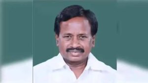 துண்டுதுண்டாக உடையும் அதிமுக! கட்சியிலிருந்து முன்னாள் எம்பி விலகல்