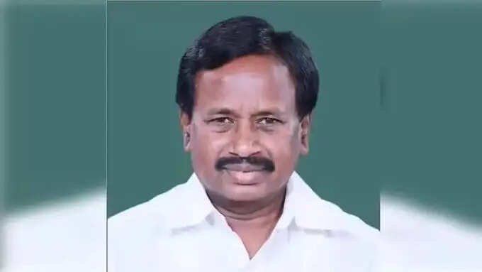 துண்டுதுண்டாக உடையும் அதிமுக! கட்சியிலிருந்து முன்னாள் எம்பி விலகல்