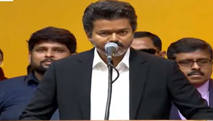 “கோடி மக்கள் கூட இருக்கிறார்கள்… எதுவானாலும் எதிர்கொள்வேன்”- விஜய்