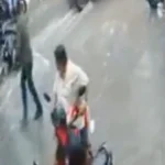 அடைமழை…! “கொட்டும் மழையில் ஸ்கூட்டியை தள்ளிக்கொண்டே சென்ற வாலிபர்”… நொடி பொழுதில் துடி துடித்து பலி… உதவக்கூட முடியாத கொடுமை… என்ன நடந்தது… பகீர் வீடியோ..! 