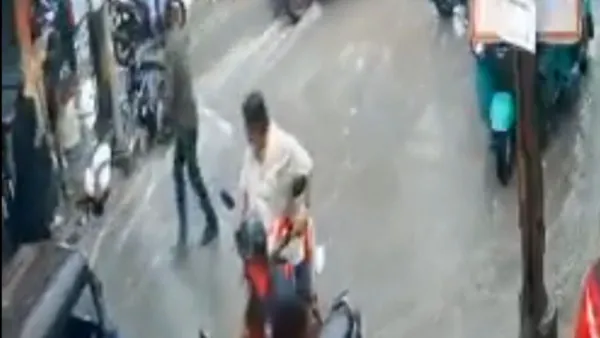 அடைமழை…! “கொட்டும் மழையில் ஸ்கூட்டியை தள்ளிக்கொண்டே சென்ற வாலிபர்”… நொடி பொழுதில் துடி துடித்து பலி… உதவக்கூட முடியாத கொடுமை… என்ன நடந்தது… பகீர் வீடியோ..! 