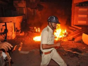 நெல்லையில் பரபரப்பு..! காவல் நிலையம் மீது பெட்ரோல் குண்டு வீச்சு..!