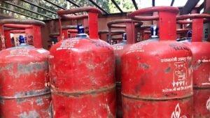 மே முதல் நாளில் வணிகர்களுக்கு ஷாக்! கேஸ் சிலிண்டர் விலை ரூ.993 உயர்வு  