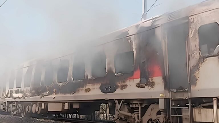 நடுவழியில் கொழுந்துவிட்டு எரிந்த ராஜ்தானி எக்ஸ்பிரஸ் ஏசி கோச்  