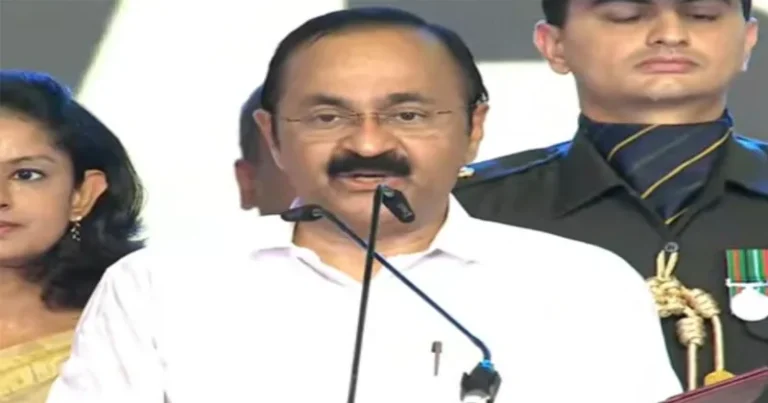 கேரள முதலமைச்சராக சதீசன் பதவியேற்பு – ஆளுநர் அர்லேக்கர் பதவிப்பிரமாணம் செய்து வைத்தார்!