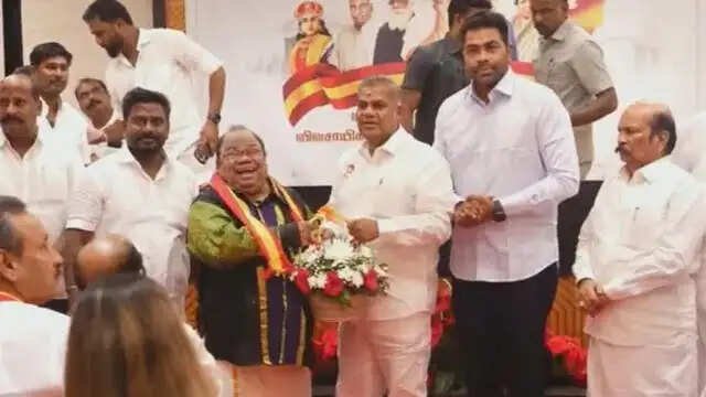பிரபல குணச்சித்திர நடிகர் டி.எஸ்.ஆர். சீனிவாசன் த.வெ.க-வில் இணைந்தார்!