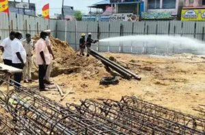 சென்னையில் பரபரப்பு..! கட்டுமான பணிக்காக பள்ளம் தோண்டிய போது கசிந்த மீத்தேன் வாயு..!!