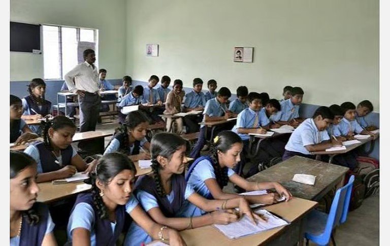 தனியார் பள்ளிகளுக்கு செக்..! இனி ஸ்கூல் பீஸ் நோட்டீஸ் போர்டுல தெளிவா இருக்கணும்… பறந்தது முக்கிய உத்தரவு..!! 