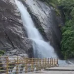 பழைய குற்றால அருவியில் வெள்ளப்பெருக்கு – சுற்றுலா பயணிகள் குளிக்க தடை!