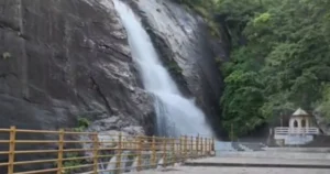 பழைய குற்றால அருவியில் வெள்ளப்பெருக்கு – சுற்றுலா பயணிகள் குளிக்க தடை!