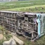 சென்னையில் பரபரப்பு: சதுப்பு நிலத்தில் தலைக்குப்புற கவிழ்ந்த அரசு பேருந்து! 15 பயணிகள் படுகாயம்!