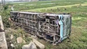 சென்னையில் பரபரப்பு: சதுப்பு நிலத்தில் தலைக்குப்புற கவிழ்ந்த அரசு பேருந்து! 15 பயணிகள் படுகாயம்!