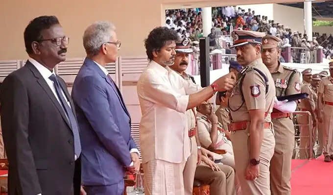 600-க்கும் மேற்பட்ட காவலர்களுக்கு பதக்கங்கள் வழங்கிய முதலமைச்சர் விஜய்!
