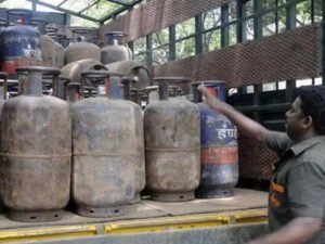 வணிக சிலிண்டர் விலை ரூ.172.50 குறைவு..!!