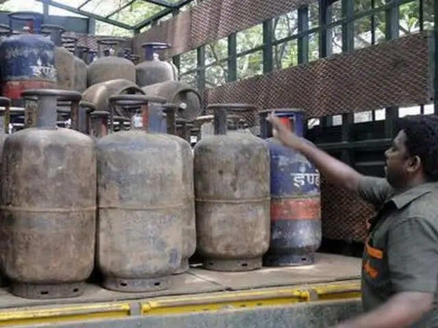 வணிக சிலிண்டர் விலை ரூ.172.50 குறைவு..!!
