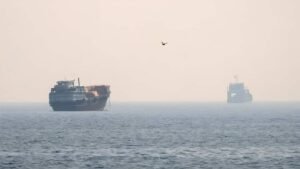 ஹார்முஸ் ஜலசந்தியை மூடிய ஈரான்: சைப்ரஸ் கப்பல் மீது தாக்குதல் நடத்தியதால் அமெரிக்கா மீண்டும் குண்டுமழை  
