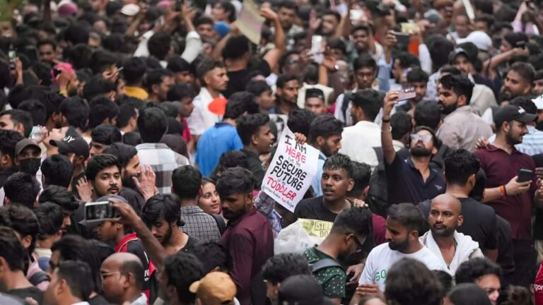 டெல்லி ஜந்தர் மந்தரில் தொடரும் பதற்றம்: கொட்டும் மழையிலும் மின்சாரமின்றி விடிய விடிய போராட்டம்  