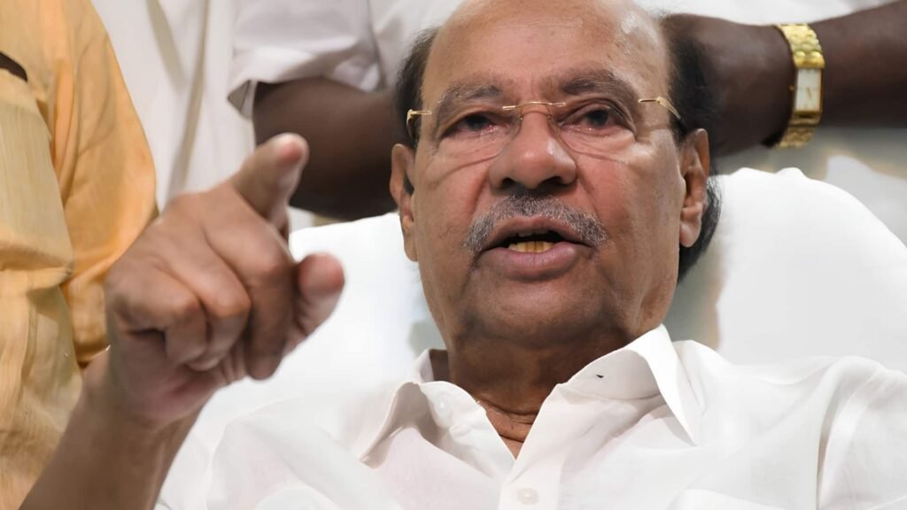 அரசியலில் இருந்து விலகினார் மருத்துவர் ராமதாஸ்! பாமகவை இனி அன்புமணி ராமதாஸ் பார்த்துக் கொள்வார் என அறிவிப்பு  