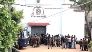 இலங்கை சிறையில் நடந்த வன்முறை மோதல்களில் 25 பேர் கொல்லப்பட்டனர்  