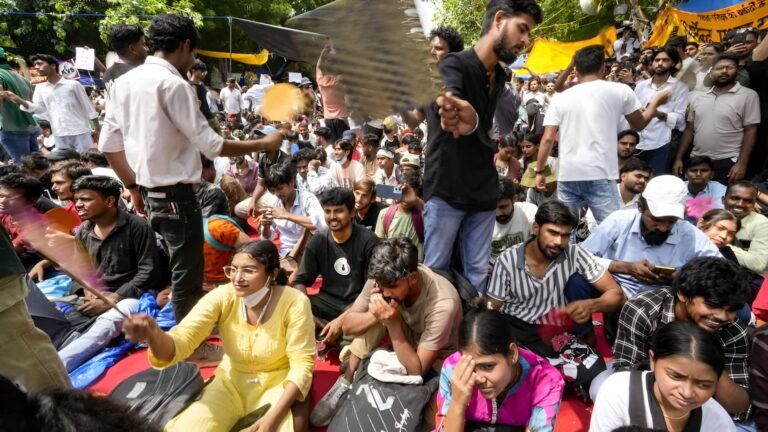 டெல்லி போராட்ட குழுவினர் மதியம் 12:30 மணிக்கு கான்ஸ்டிடியூஷன் கிளப்பில் மத்திய அமைச்சர்களை சந்திக்கின்றனர்  