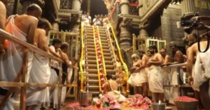 சபரிமலை ஐயப்பன் கோயிலில் படிபூஜை – பக்தர்கள் வழிபாடு!