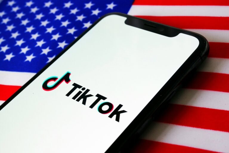 கூட்டாட்சி அரசின் சாதனங்களில் டிக்டாக் பயன்பாட்டுத் தடையை அமெரிக்கா ரத்து செய்துள்ளது