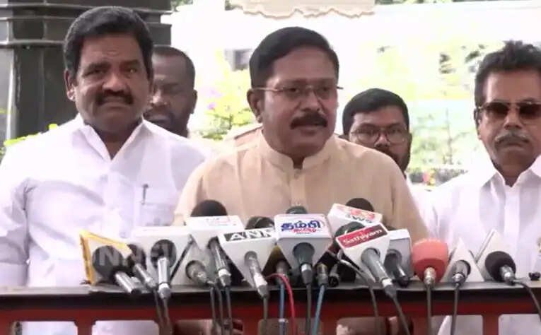 “எம்.எல்.ஏக்களுக்கு பதவி ஆசை, பொருளாசை காட்டும் ஆளுங்கட்சி”- திடீரென ஆளுநரை சந்தித்த தினகரன்