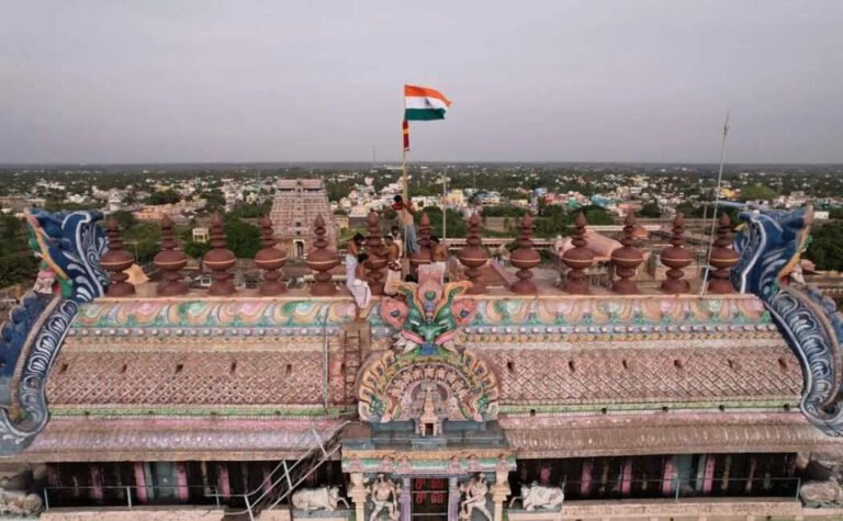 சிதம்பரம் நடராஜர் கோவில் கோபுரத்தில் கம்பீரமாக பறந்தது தேசியக்கொடி..!