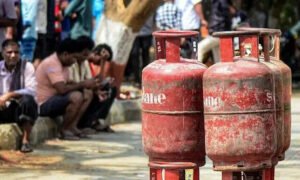 சிலிண்டர் விலை ரூ.200 குறைந்தது!