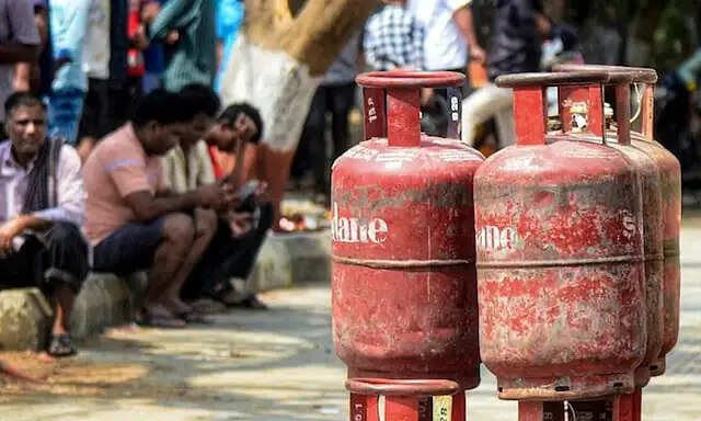 சிலிண்டர் விலை ரூ.200 குறைந்தது!