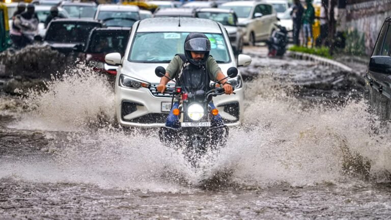 டெல்லியில் கொட்டித் தீர்க்கும் கனமழை: IMD ரெட் அலர்ட் எச்சரிக்கை  