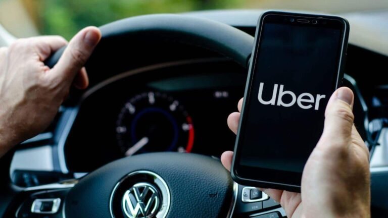 இப்போது இந்தியாவில் ரயில் டிக்கெட்டுகளை UBER மூலமாக முன்பதிவு செய்யலாம்  