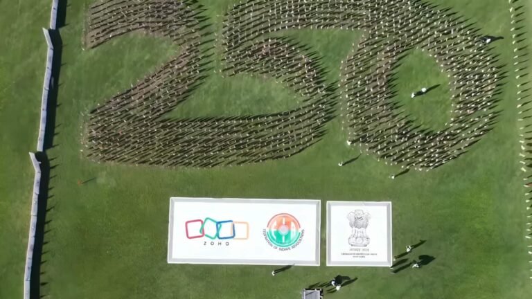 1,300 தேசியக் கொடிகளுடன் பிரம்மாண்ட கின்னஸ் சாதனை!