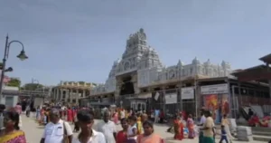திருச்செந்தூர் முருகன் கோயிலில் குவிந்த பக்தர்கள் – 4 மணி நேரம் காத்திருந்து பக்தர்கள் தரிசனம்!