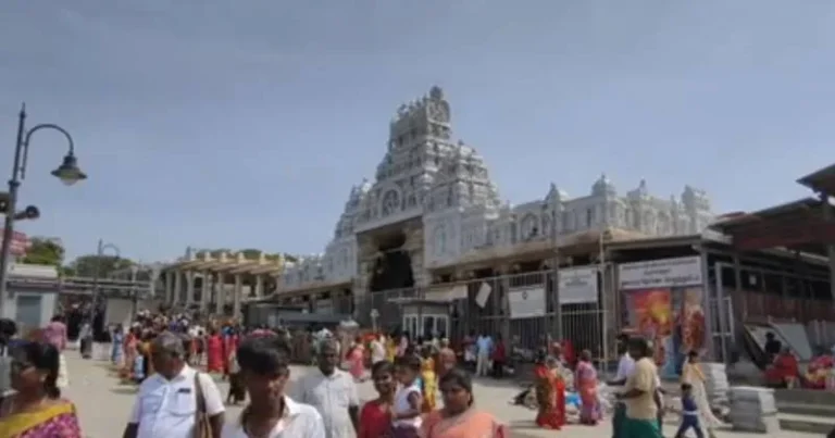 திருச்செந்தூர் முருகன் கோயிலில் குவிந்த பக்தர்கள் – 4 மணி நேரம் காத்திருந்து பக்தர்கள் தரிசனம்!