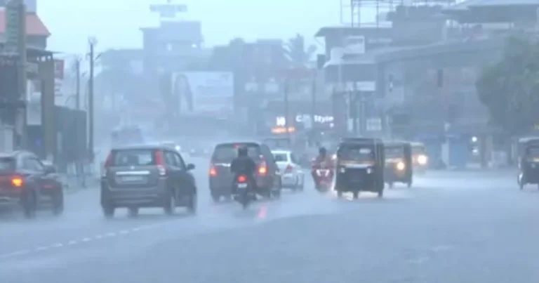 கேரளாவில் கொட்டி தீர்க்கும் மழை – 5 மாவட்டங்களுக்கு ரெட் அலர்ட்!