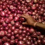 இல்லத்தரசிகள் ஷாக்..! 3 மடங்கு உயர்ந்த சின்ன வெங்காயம் விலை..!