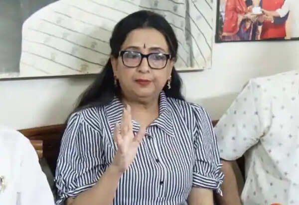 நான் மட்டும் உண்மையை சொன்னால் ராதா தான் சிறைக்கு போவார்!” – கண்ணீருடன் நடிகை அம்பிகா பரபரப்பு புகார்!