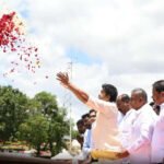 இறைவனை கைகூப்பி வணங்கி மேட்டூர் அணையை திறந்து வைத்த முதல்வர் விஜய்!