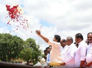 இறைவனை கைகூப்பி வணங்கி மேட்டூர் அணையை திறந்து வைத்த முதல்வர் விஜய்!