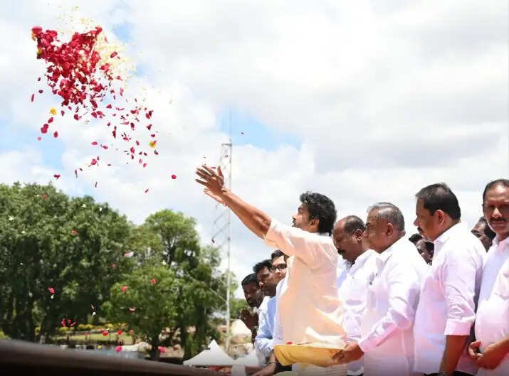 இறைவனை கைகூப்பி வணங்கி மேட்டூர் அணையை திறந்து வைத்த முதல்வர் விஜய்!