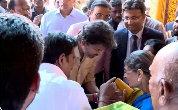 PTR தாயார் காலில் விழுந்து ஆசி பெற்ற விஜய்