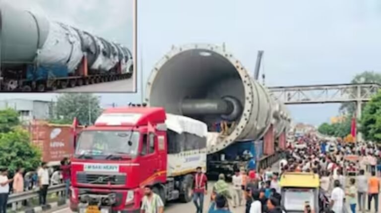 “அடடே! பார்க்கவே பிரமிப்பா இருக்கு!”.. 308 டயர்கள் கொண்ட பிரம்மாண்ட லாரி.. வழியில் வந்ததால் இடிக்கப்படும் 3 மேம்பாலங்கள்..!! 