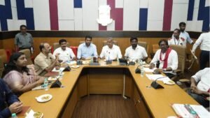 சென்னை தூய்மைப் பணியாளர்கள் போராட்டம் தற்காலிகமாக ஒத்திவைப்பு: அமைச்சர்களுடன் பேச்சுவார்த்தையில் சுமுகத் தீர்வு  