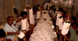 மதுரை மீனாட்சியம்மன் கோவில் குடமுழுக்கு விழா – 12 கோபுரங்களுக்கு பிரம்மாண்ட மாலைகள் தயாரிக்கும் பணி தீவிரம்!