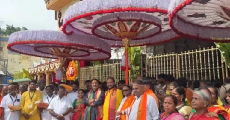 சென்னையில் இருந்து கொண்டு செல்லப்பட்ட திருக்குடைகள் : திருமலை தேவஸ்தான நிர்வாகத்திடம் ஒப்படைப்பு!