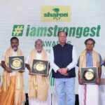 மரச் சிற்பக் கலைஞர்களுக்கு விருதுகளை வழங்கி கெளரவித்த ’ஷரான் பிளை’