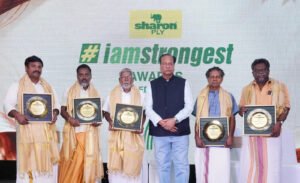 மரச் சிற்பக் கலைஞர்களுக்கு விருதுகளை வழங்கி கெளரவித்த ’ஷரான் பிளை’